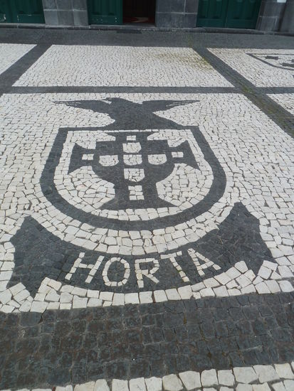 wieder begegnen wir den aufwändigen Pflaster auf dem Kirchenvorplatz