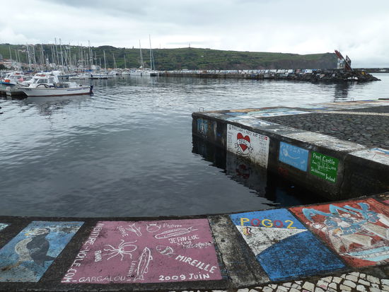 die Vielzahl der Segler, die sich mit Bildern auf der Kaimauer verewigen wollen, hat so zugenommen, dass nun auch der Boden der Marine bemalt wird. Das neueste Gemälde stammt sogar aus dem vergangenen Monat