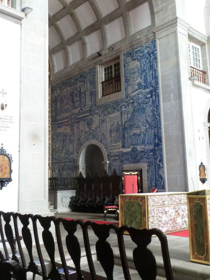 sehr häufig anzutreffen - blauweiße Kachelbilder in den Seitenkapellen