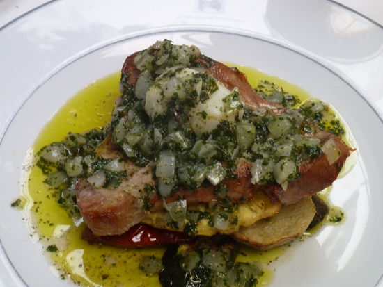 Tunfisch auf Artischoken, Ananas und Auberginen