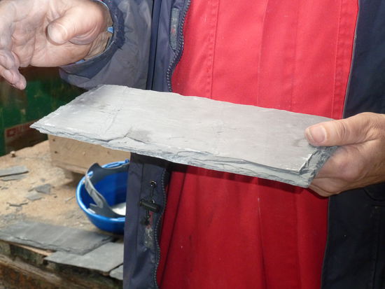 Demonstration des Schlagens von Schieferdachplatten