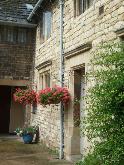 und mit viel Blumenschmuck versehen