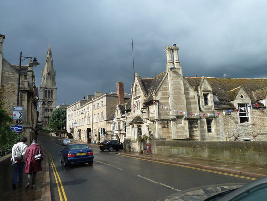 Brücke über den Fluß mit Blick auf die All-Saints-Chruch