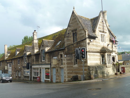 typisch sind die Gauben, die in die Dächer hineinragen