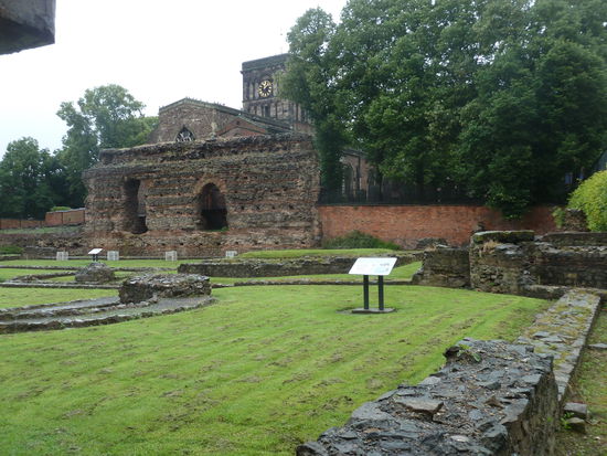 Jewry Wall - Teil des Römerbads - erbaut aus Steinen der Umgebung: Granit, Limestone, Sandstein. Die dünnen Ziegelsteinschichten sind typisch für die römische Bauweise und dienen der Stabilität.