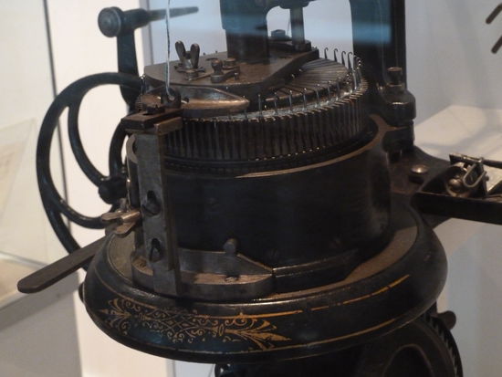 The Auto Knitter sock knitting machine, 1920s
This type of machine became popular during the First World War (1914-1918) when the demand grew for warm socks for soldiers in the trenches. Many of these domestic circular knitting machines were used at home by outworkers to supplement factory production. Auto Knitters remained popular until after the Second World War (1939-1945).
(Beschriftung an der Maschine)