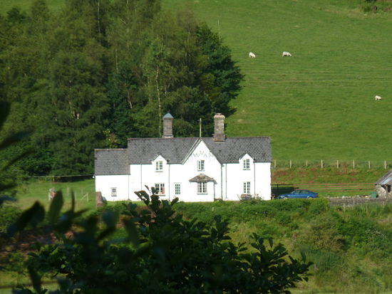 auf der anderen Seite des breiten Tales glänzt ein Bauernhaus m,it den typischen halb in das Dach gezogenen Fenstern