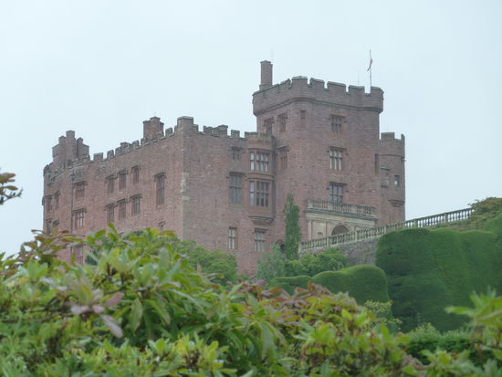 Powis-Castle mit herrlichem Garten unterhalb des Schlosses - bei Regen kein Vergnügen - und einen Besuch des Inneren hatten wir schon vor Jahren als NT-members