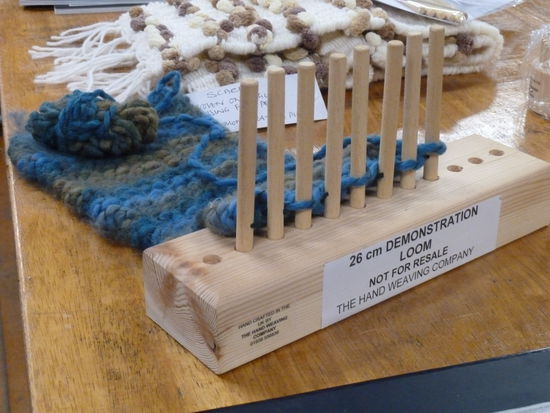 einen besonderen 'Handwebstuhl' nehme ich genauer unter die Lupe - zu Hause in Deutschland habe ich ihn inzwischen als Demonstrationsobjekt für unser Museum nachgebaut.