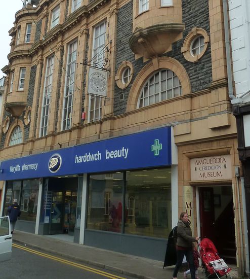 man betritt das Museum durch einen leicht zu übersehenden 'Nebeneingang'