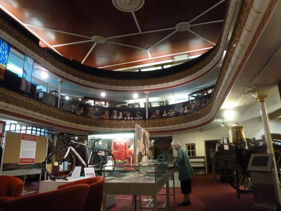 die Ausstellungstücke befinden sich auf drei Eeben