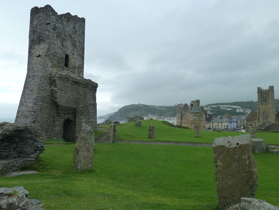 Aberystwyth Castle ist eine der Befestigungsanlagen, die vom englischen König Eduard I. zur Beherrschung von Wales im 13. Jahrhundert angelegt wurden. Die Burg wurde im Bürgerkrieg von Oliver Cromwell geschleift. Heute sind vor allem noch einige Türme erhalten.