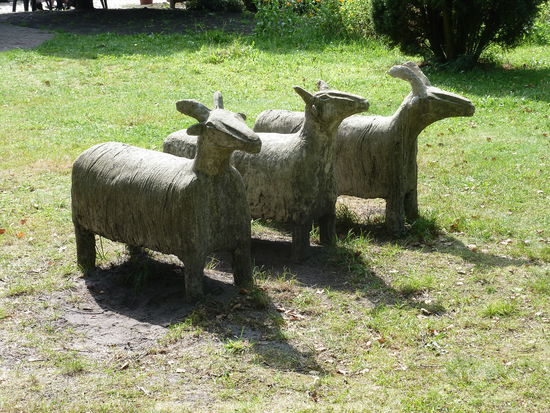 Im Ort ist inzwischen der Teufel los und wir können nur mit Mühe einen Platz für eine kleine Erfrischung ergattern.