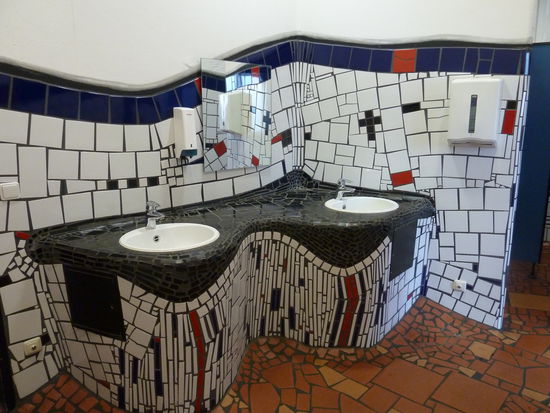 selbst die Toiletten ( Eintritt incl. Benutzung 1€ - sollte man unbedingt investieren)