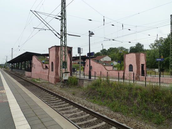 und die Bahnsteige tragen die Hundertwasser-'Handschrift']