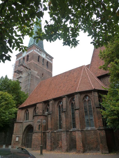 St.-Marien-Kirche - der für die Größe der Stadt beeindruckende gotische Bau entstand in drei Phasen zwischen dem 13. und 14. Jahrhundert. Geweiht und zur Pfarrkirche erhoben wurde St. Marien bereits im Jahre 1292.