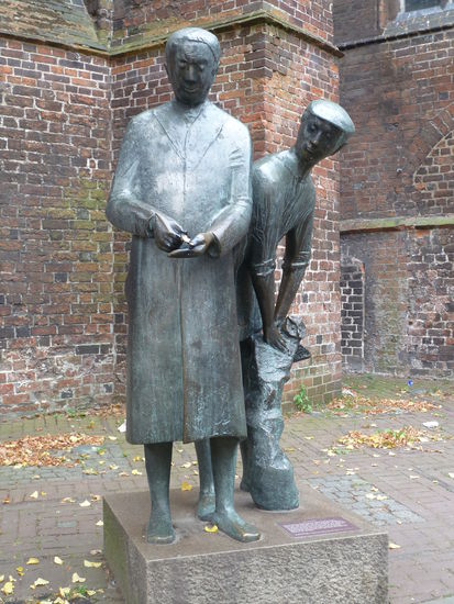 Der Ulenköper
Eines Sonntags morgens ging ein Bauer durch Uelzen und trug einen Sack, da krabbelte etwas darin. Ein Kaufmann fragte ihn, was darin wäre. "Barftgans", antwortete der Bauer. Der Kaufmann verstand "Barkhahns" und zahlte ihm viel Geld auf die Hand für den Braten. Aber zu Haus flogen drei junge Eulen aus dem Sack. Der Kaufmann wurde ärgerlich und er klagte im Rathaus gegen den Bauern. Der aber sagte, er hätte Barftgans und nicht Barkhahns verkauft und Eulen gingen Tag und Nacht barfuß, ohne Schuh und Strümpfe. Der Richter lachte und gab ihm recht. Seit dieser Zeit heißen die Uelzener die Ulenköper.