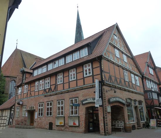 ansonsten hat das Gebäude eine reichverzierte Fachwerkfassade