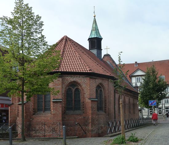 Der eingetiefte Bereich entlang der Kapellenmauern erschließt das historische Bodenniveau der Stadt im 14. Jahrhundert.