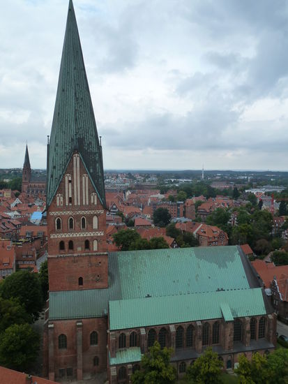 Das dreischiffige Langhaus und die äußeren Schiffe werden von eigenständigen Dächern überspannt