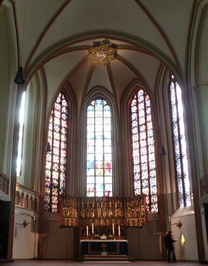 Der Flügelaltar im Chor entstand zwischen 1430 und 1485, die inneren Flügeltafeln schuf H. Funhoff.