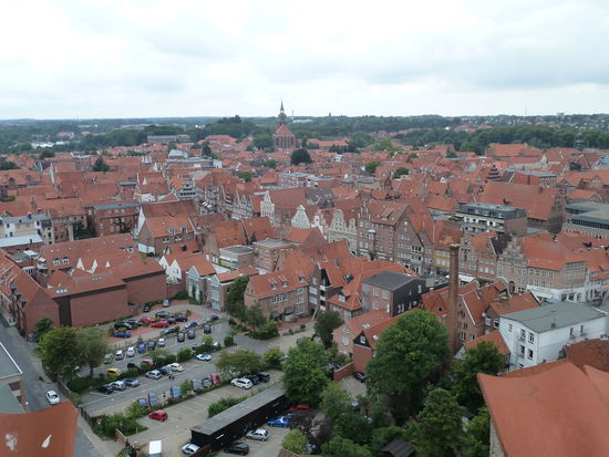 Man fährt mit dem Aufzug auf die oberste Plattform und genießt den tollen Ausblick auf die verschiedensten Giebelhäuser am Platz "Am Sande" und den Rest der Stadt.