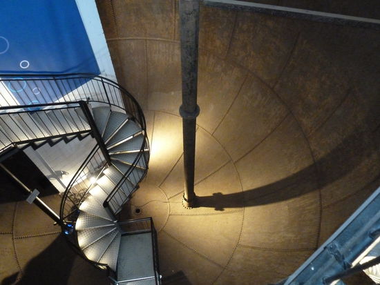 Danach steigt man dann über Treppen durch den Intze(?)-Behälter wieder ab. Der Kugelbodenbehälter fasst 500 Kubikmeter = 500.000 Liter = 500 Tonnen Gewicht. Sein Durchmesser beträgt 9,80 m,  seine Höhe 8,04 m. Der Behälter hängt ca. 40 Metern über dem Boden, was einen Wasserdruck von etwa 4 bar erbrachte.