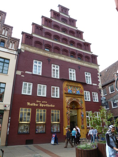 Bewundernswert ist die schmuckreiche Renaissance-Fassade