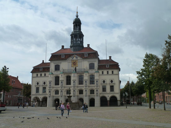 Rathaus mit barocker Marktfassade mit Resten der gotischen Pfeiler, Sandsteinfiguren 1604/07.