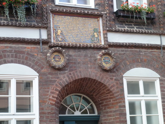 Besonders schön sind die angebrachten Wappen der Garlops und der mit ihnen durch Ehen verbundenen Familien.