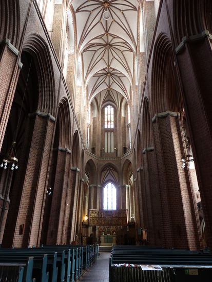 Die dreischiffige Basilika weist Seitenkapellen auf, die mit ihren Emporen fast die Höhe der Seitenschiffe erreichen. Das Langhaus ist nur vier Joche lang. Das Mittelschiff ist von einem einmaligen achtzackigen Sternengewölbe überspannt.