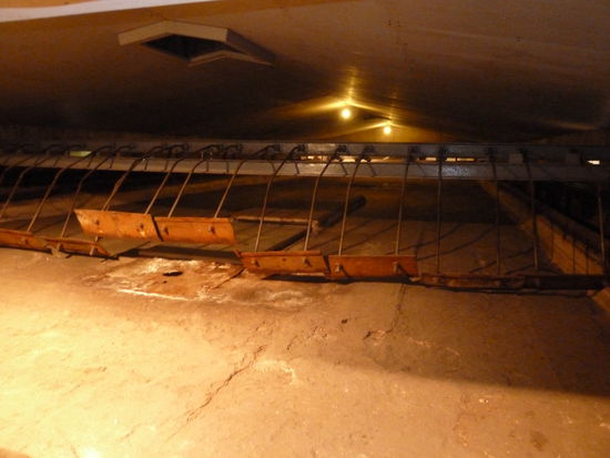 Die Salzsiedung erfolgte in der Oberpfanne. Schon bei Temperaturen ab ca. 70 Grad Celsius begann die Sole zu verdampfen.
An der Sole-Oberfläche bildeten sich SalzkristaUe. Diese vereinigten sich zu größeren Einheiten und sanken auf den Pfannenboden. Motorbetriebene Raker trugen sie am Ende der Siedepfanne auf ein Förderbandsystem aus. Anschließend wurde das Salz getrocknet und auf großen Satzhalden im Salzmagazin gelagert.