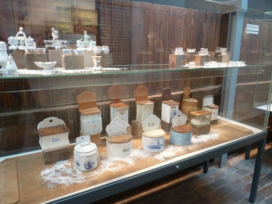 Salztöpfe und Verpackungen