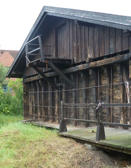 Bis ins 19. Jahrhundert wurde das Salzwasser über offene Wasserleitungen aus Baumstämmen über das Salinengelände geleitet.