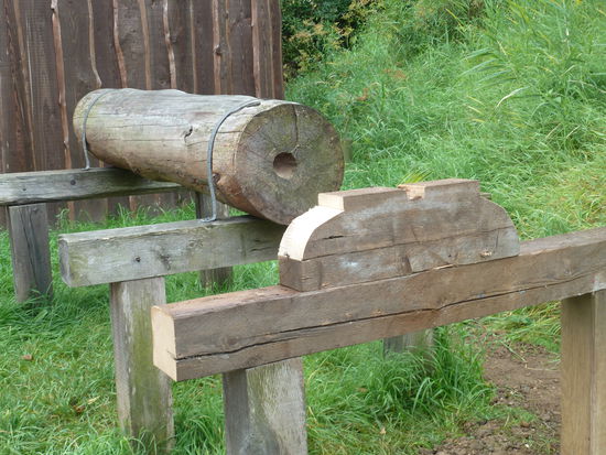 Danach wurden geschlossene Rohrleitungen benutzt, um die Sole vom Salzbrunnen zu den Siedehäusern, wo es zu Salz verkocht wurde, zu pumpen. Für die geschlossenen Leitungen wurden Baumstämme mit Löffelbohrern ausgehöhlt.