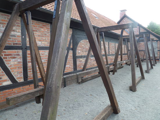 ebenfalls aus Holz wurde über längere Strecken ein Pumpgestänge genutzt.