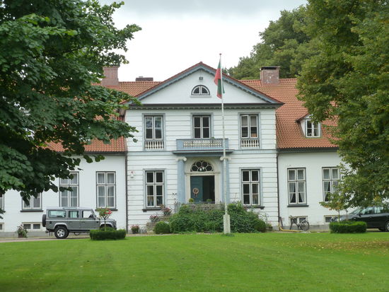 Für das Herrenhaus beauftragte Hans Heinrich von Schilden um 1800 den Baumeister Christian Friedrich Hansen. 1804 wurde der eingeschossige Backsteinbau im Stil des dänischen Klassizismus fertiggestellt. Die Freitreppe und die Dachgauben stammen aus dem 19. Jahrhundert. (Schloß nicht zu besichtigen)