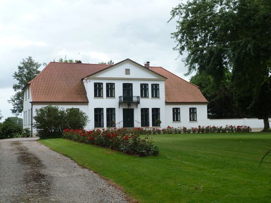 Gut Seestermühe - etwa 1760 wurde es nach Plänen des Architekten Ernst Georg Sonnin (1713 - 1794), der u.a. als Erbauer der Hamburger Kirche St. Michaelis Berühmtheit erlangte, umgebaut.