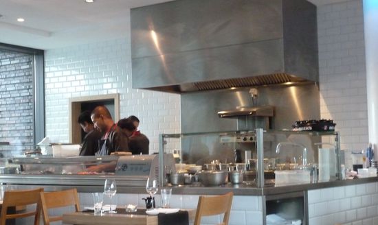 Der Blick auf die drei Japaner läßt die Beobachtung der Sushiproduktion zu.