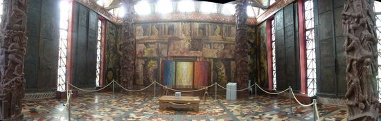 lichtdurchflutet und vollständig mit Gemälden und Skulpturen ausgefüllt zeigt sich das Innere