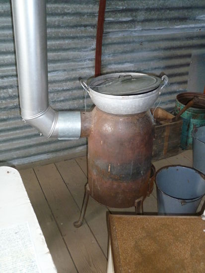 nicht 'wintertauglich' wurden sie mit umgebauten Bombenhüllen als Öfen beheizt.