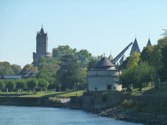 die Andernach-Kulisse lockt uns zu einem Stadtbummel.
Der Alte Krahnen ist ein Stein-/Turmdrehkran mit zwei Laufrädern, welche von Kranknechten in Umlauf gebracht wurden. Erbaut wurde er 1554-1561 anstelle eines Schwimmkrans. In Betrieb war der Alte Krahnen bis 1911 und  verlud vornehmlich Mühlsteine, Tuff und Wein.
