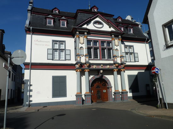 Haus von der Leyen
Das Gebäude wurde um 1589/90 als Stadtpalais des kurkölnischen Oberamtmannes Georg von der Leyen errichtet. Von außen reizt besonders die künstlerische Gestaltung des Portalvorbaus. Seit 1936 ist das Stadtmuseum dort beherbergt.