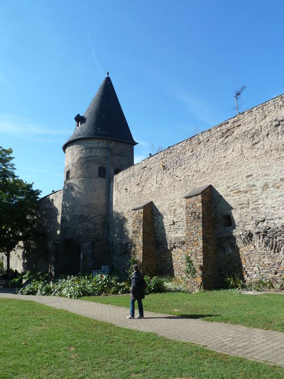 Entlang des Stadtgrabens befinden Grünanlagen und guterhaltene/restaurierte Stadtmauerbereiche