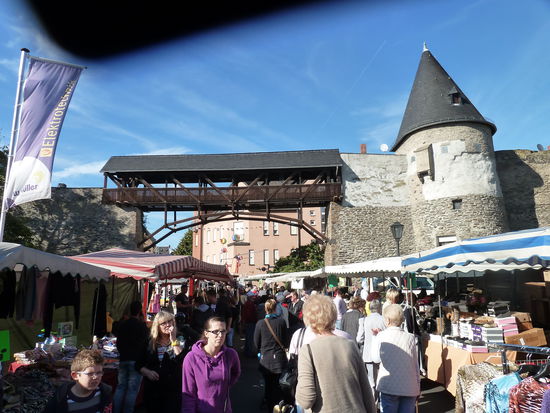 Der Helmwartsturm ist Teil der mittelalterlichen Stadtbefestigung und wurde 1994 erneuert. In der Nähe des Turms befindet sich heute eine Holzkonstruktion, welche einen Wehrgang nachbildet und den Durchgang zum Marktplatz überspannt.