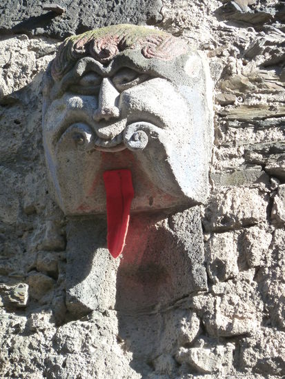 mit interessantem Reliefkopf]