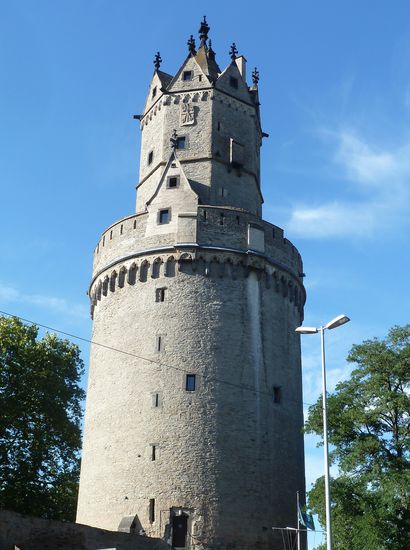 Der Runde Turm stellt ein steinernes Zeugnis des städtischen Selbstbewusstseins dar,  hielt er doch im Jahre 1689 einem Sprengversuch der Franzosen stand. Hiervon zeugt noch heute ein Loch an der Westseite des Turms.