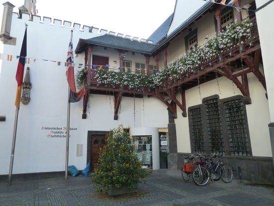 Das Rathaus wurde 1561-1574 errichtet. Unter dem heutigen Sitzungssaal befindet sich eine mittelalterliche Mikwe, ein jüdisches Kultbad. Der Wasserspiegel des Bades steigt und fällt auch heute noch mit dem Rheinpegel.