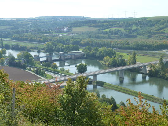 Bereits am Anfang des Weges haben wir zahlreiche Ausblicke - hier auf die neuerbaute Brücke an der Staustufe in Goßmannsdorf.