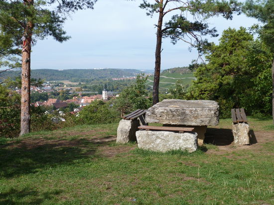 Picknickplatz auf halber Strecke - links neben dem mittleren Baumstamm kann man in der Ferne sogar die Würzburger Festung Marienberg erkennen.